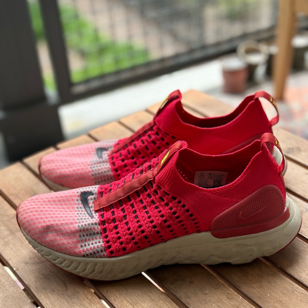 Nike sneakers for men size US9.5 no laces , slip on, comfortable , red, running